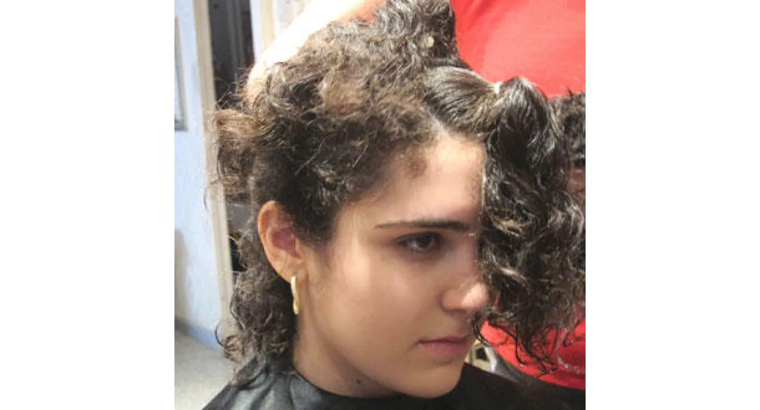 أردنية في لندن تتبرع لضحايا سوريين بقيمة شعرها البالغة ثلاثة آلاف جنيه