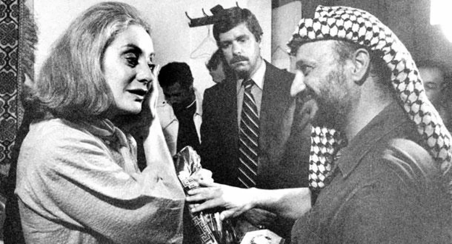 ياسر عرفات يقدم هدية إلى باربرا ودلترز عقب إجرائها حوارا معه في بيروت عام 1977 