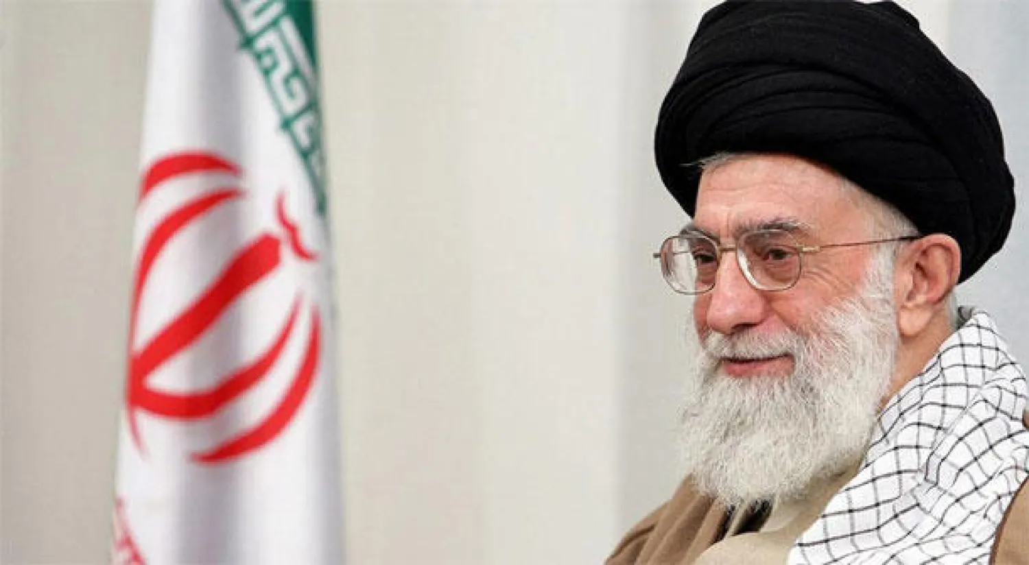 خامنئي: حلحلة المشاكل تأتي من الداخل وليس من خارج الحدود