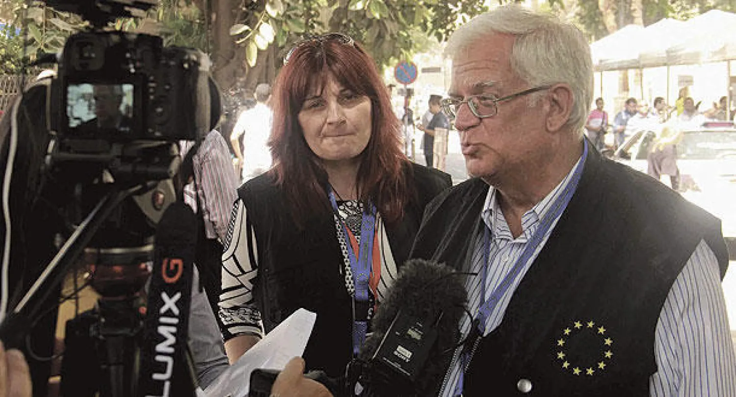 عضو البرلمان الأوروبي ماريو ديفيد متحدثا إلى الإعلام خلال متابعته للاقتراع في القاهرة أمس (أ.ب)