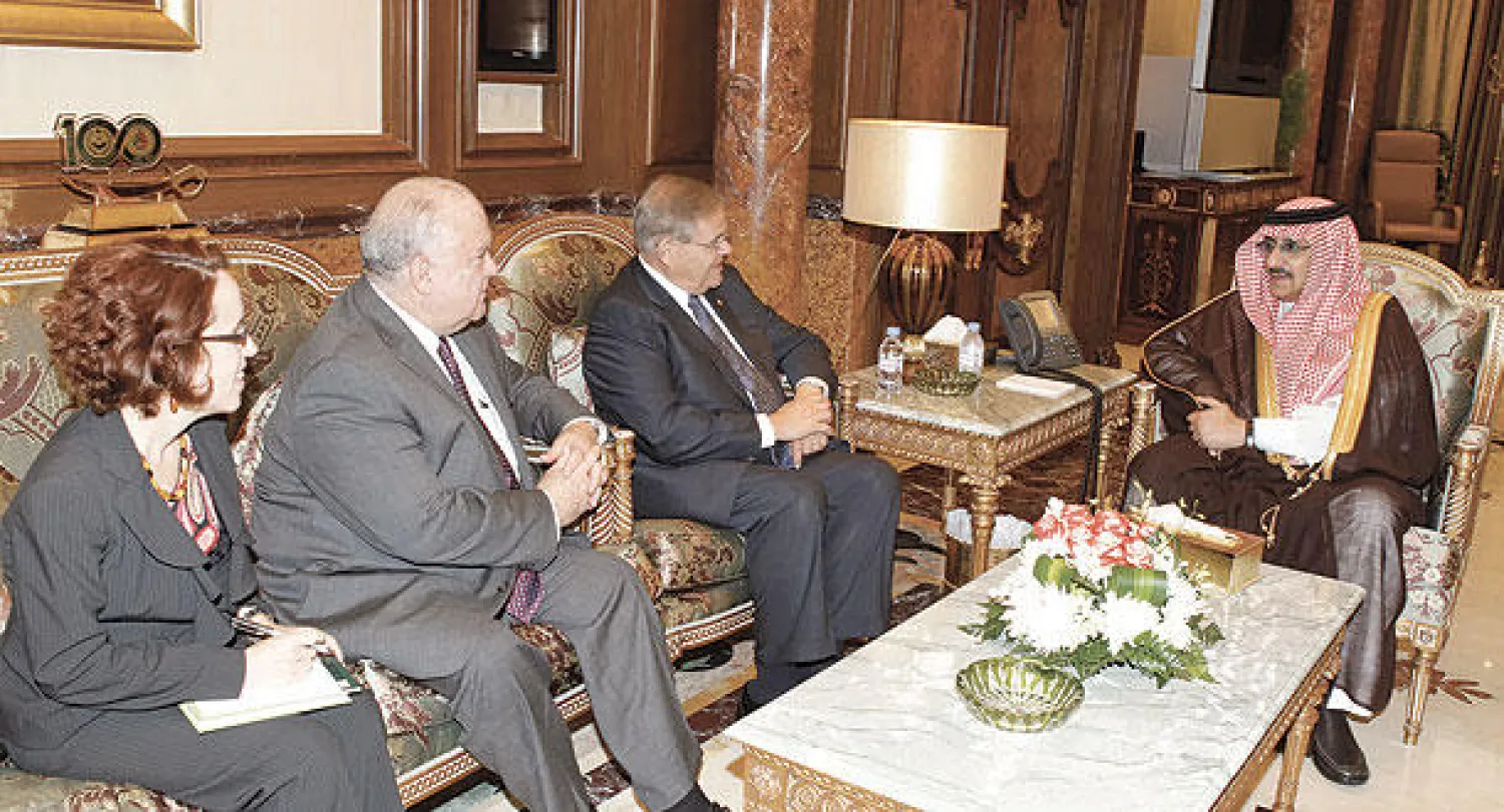وزير الداخلية السعودي خلال لقائه مسؤول لجنة العلاقات الخارجية بمجلس الشيوخ الأميركي في جدة أول من أمس (واس)