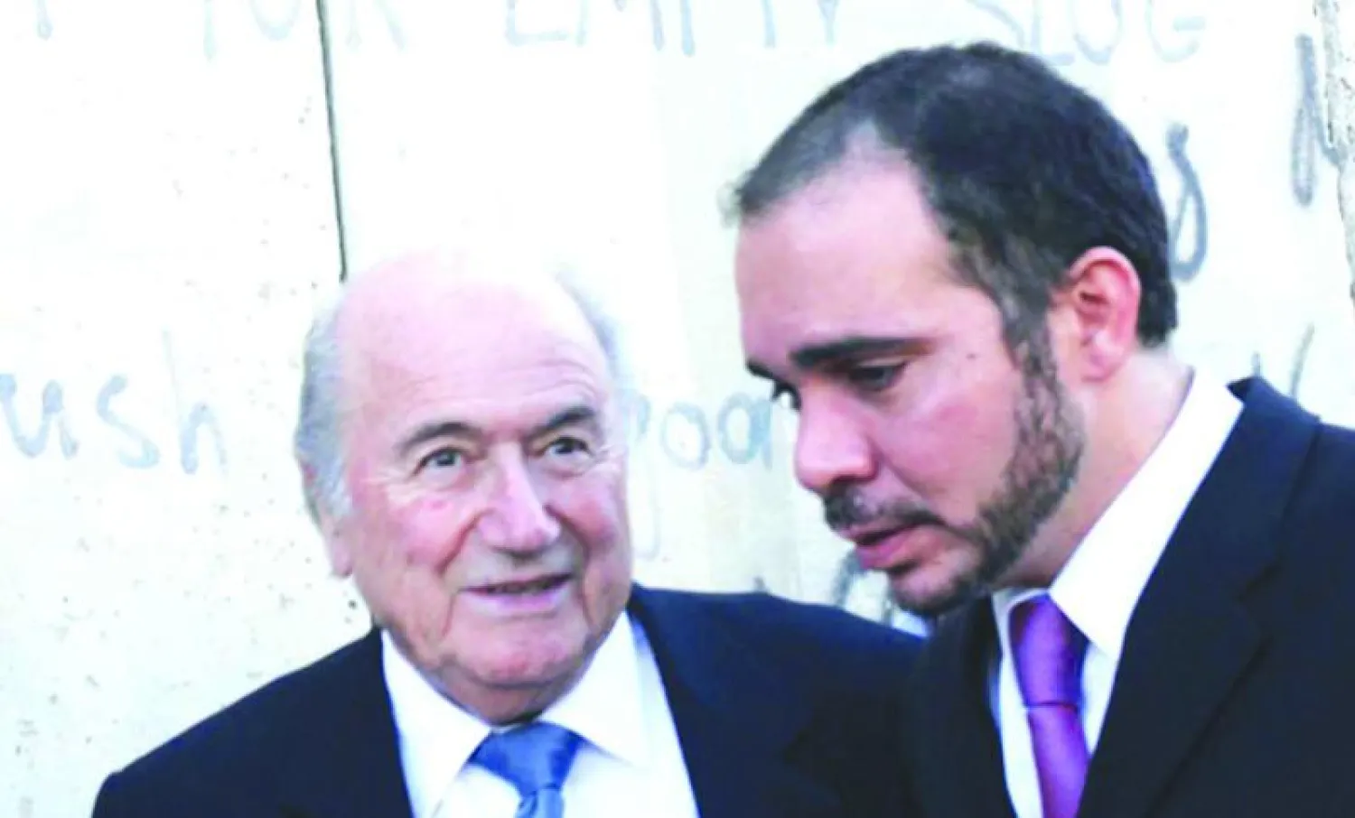 بلاتر خلال لقائه بالأمير علي بن الحسين