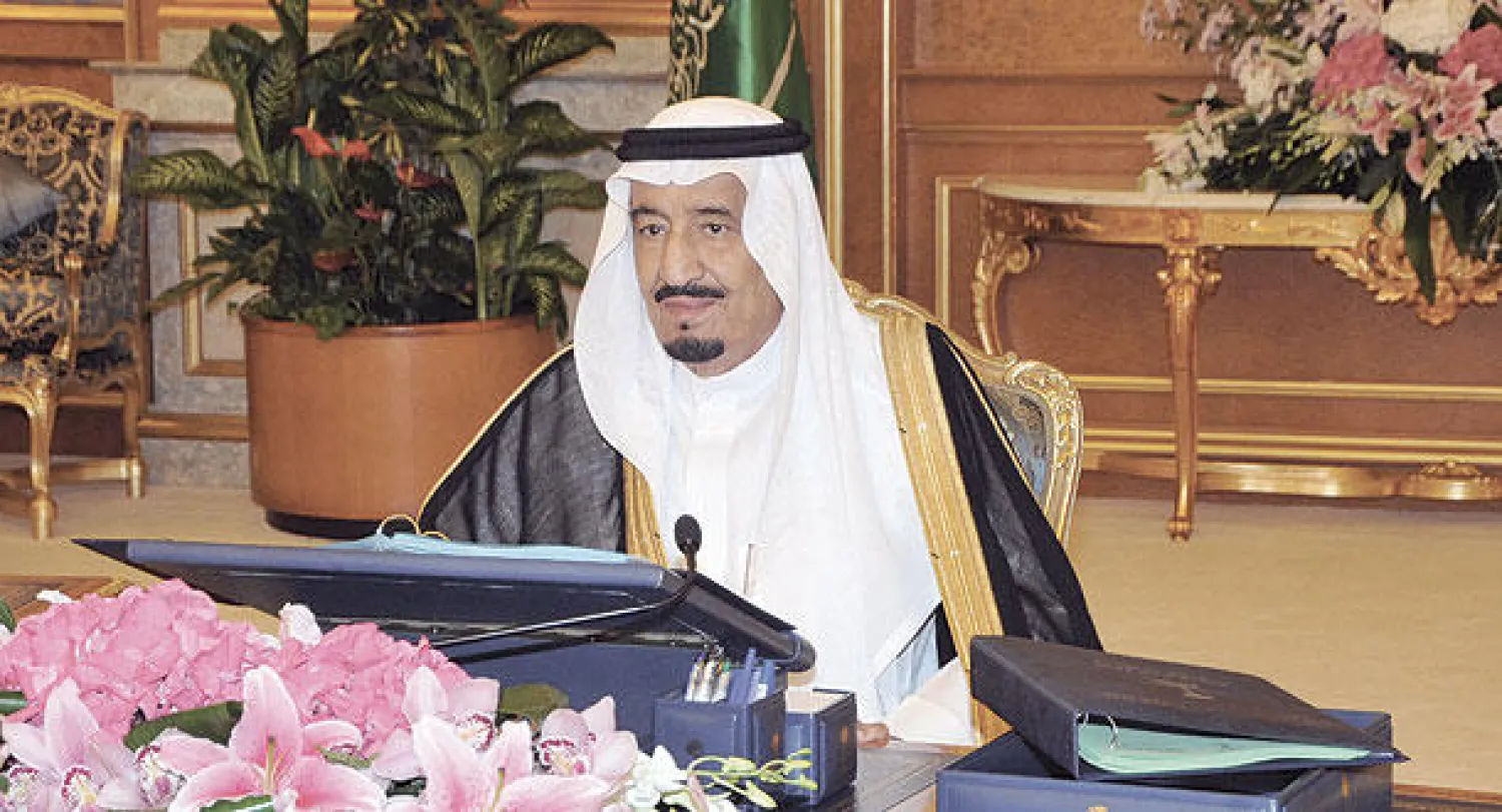 نائب خادم الحرمين الشريفين الأمير سلمان بن عبد العزيز لدى ترؤسه جلسة مجلس الوزراء في جدة أمس (واس)