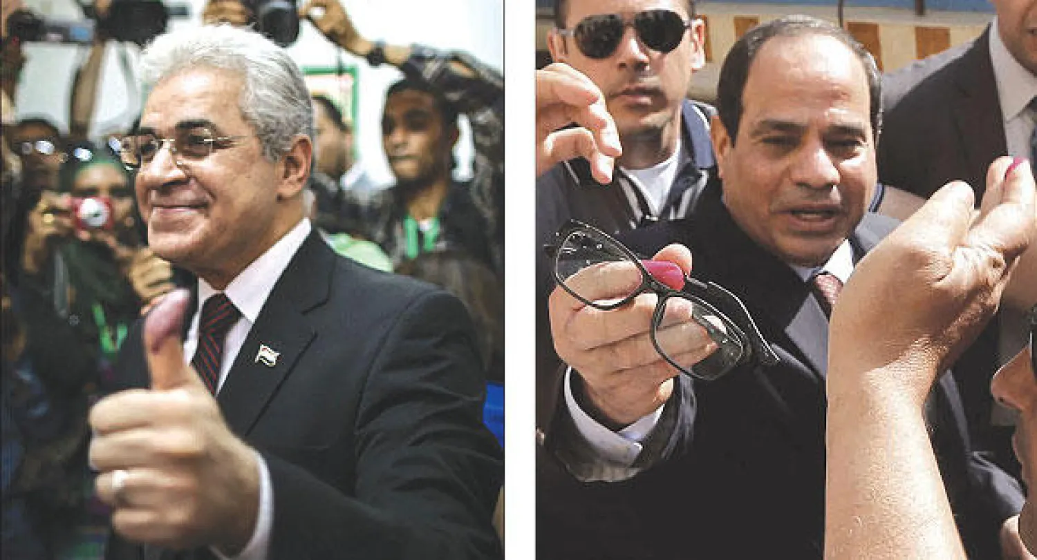 المرشح الرئاسي المشير عبد الفتاح السيسي خلال إدلائه بصوته أمس في لجنته غرب القاهرة.. والمرشح حمدين صباحي محييا أنصاره عقب الإدلاء بصوته في حي المهندسين بالجيزة (أ.ف.ب) (رويترز)