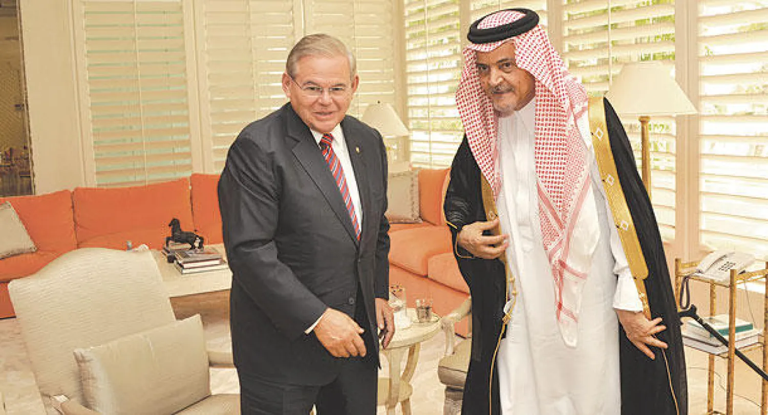 الأمير سعود الفيصل لدى استقباله عضو مجلس الشيوخ الأميركي  روبرت مينينديز رئيس لجنة العلاقات الخارجية في المجلس (واس)