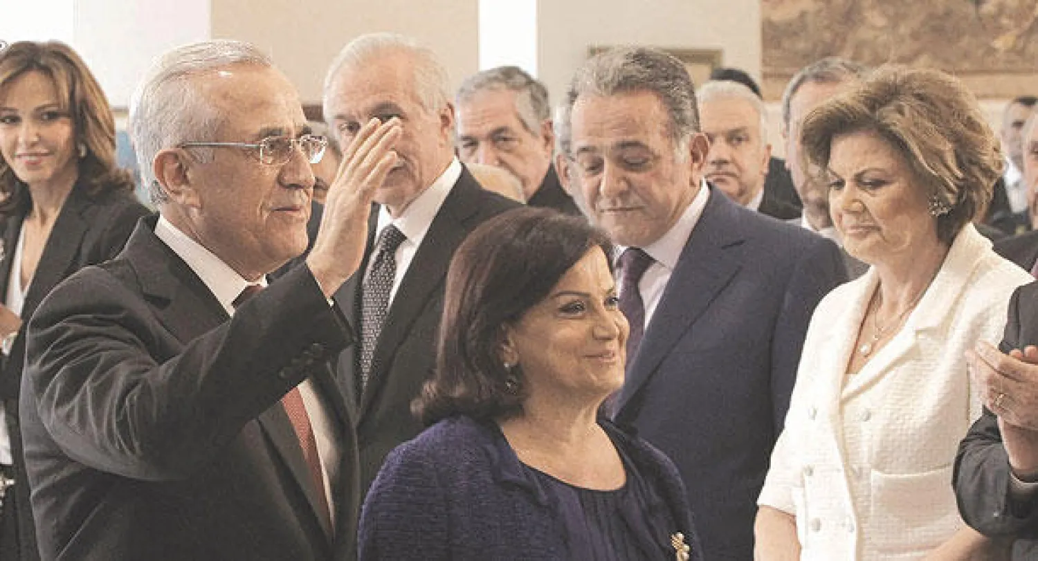 الرئيس اللبناني ميشال سليمان وزوجته خلال مغادرتهما القصر الرئاسي في بعبدا بعد انتهاء ولايته (أ.ف.ب)