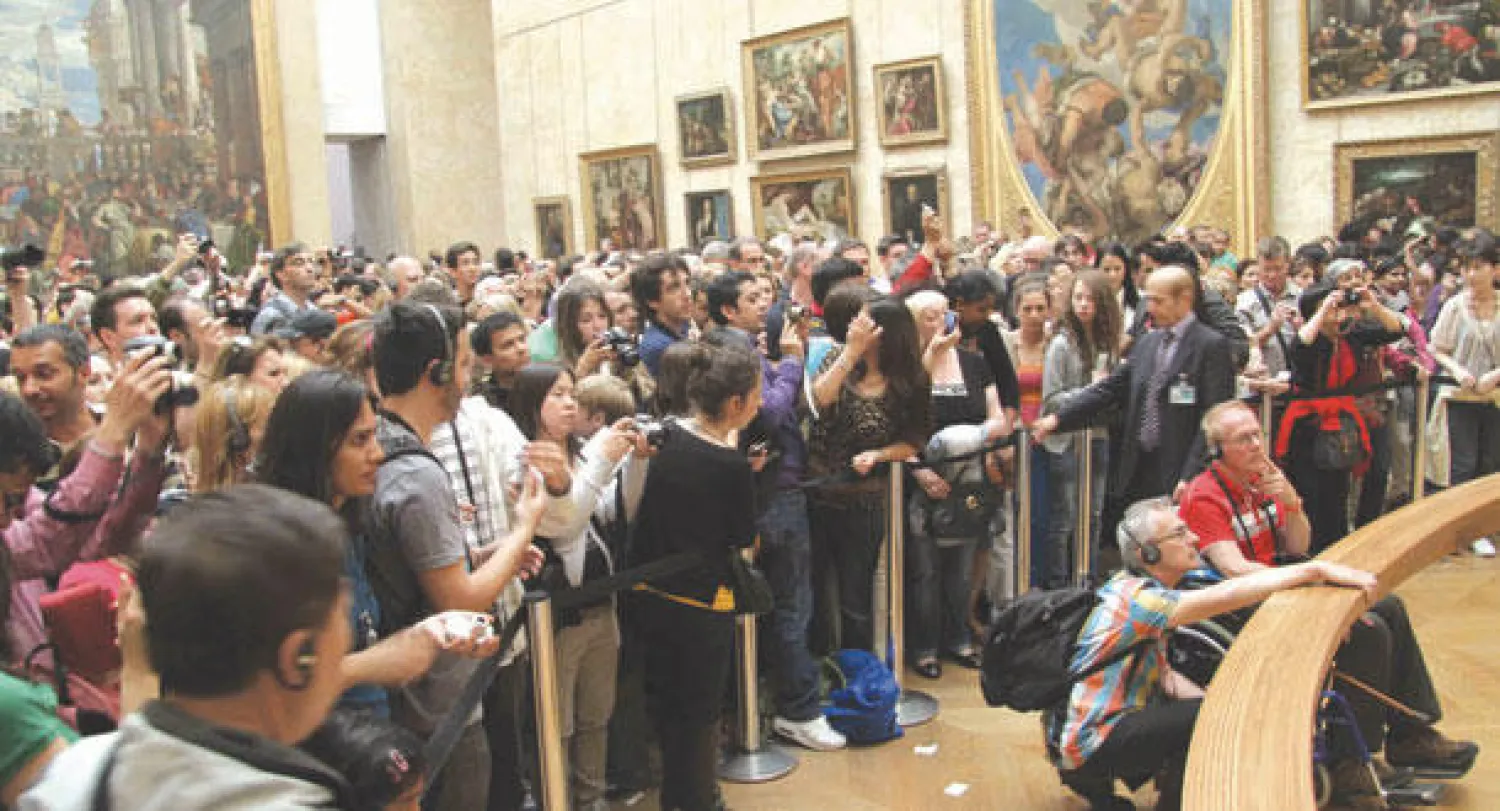 المتاحف العالمية تختلف في شروطها للسماح بتصوير الأعمال المعروضة، ولكن اللوفر والمتروبوليتان يسمحان باستخدام الكاميرات والهواتف الجوالة لإلتقاط الصور