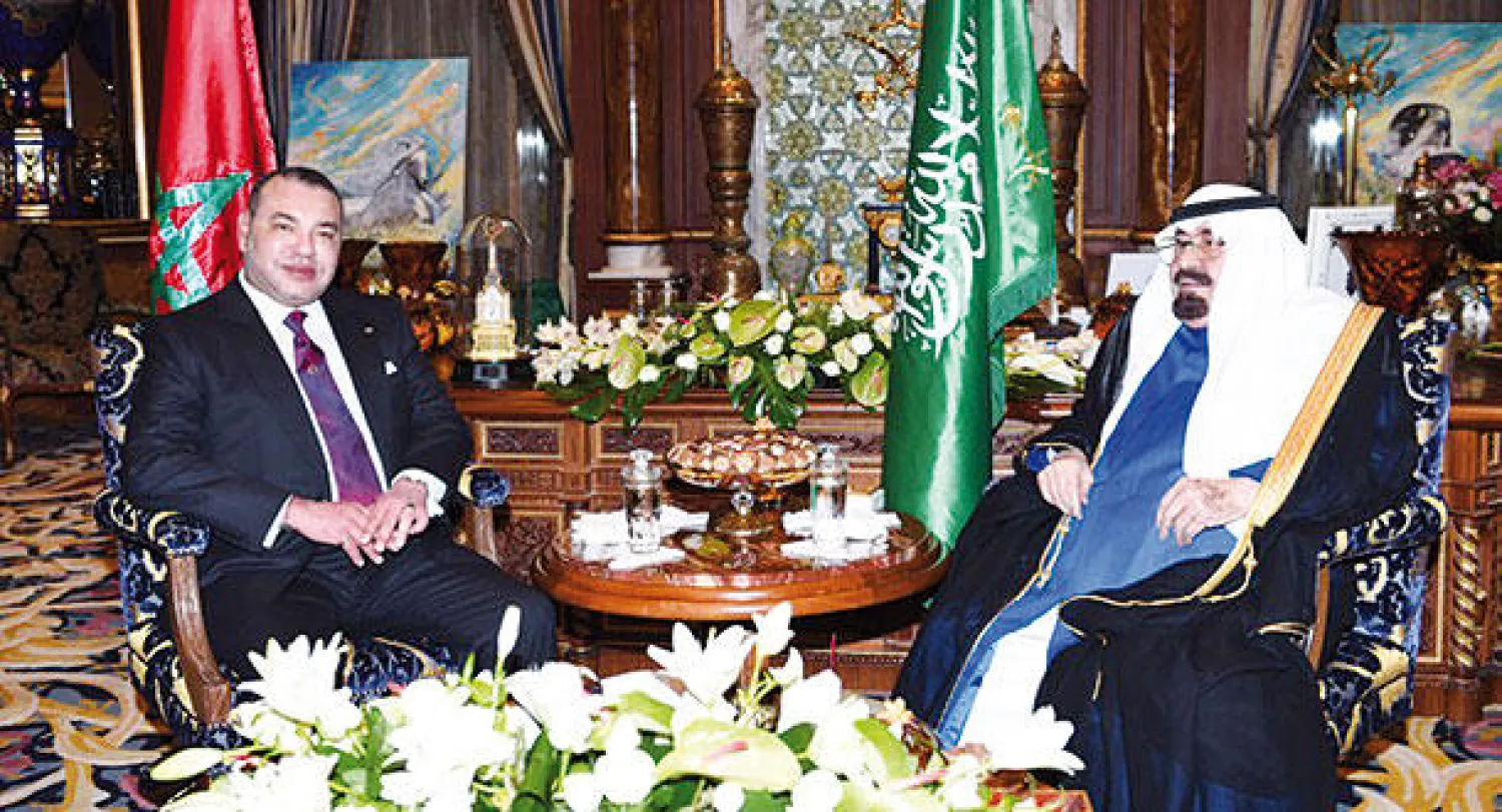 خادم الحرمين الشريفين لدى استقباله الملك محمد السادس في مقر إقامته بالدار البيضاء أمس