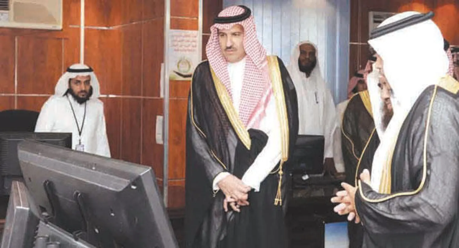 الأمير فيصل بن سلمان خلال تفقده مقر جمعية مستودع المدينة المنورة أمس (واس)