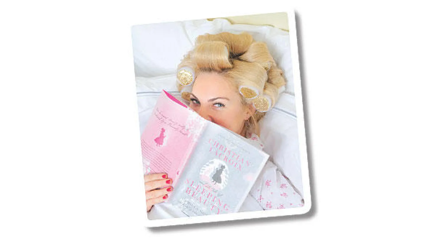 تصفيف شعر وكتب وحلوى وأكثر