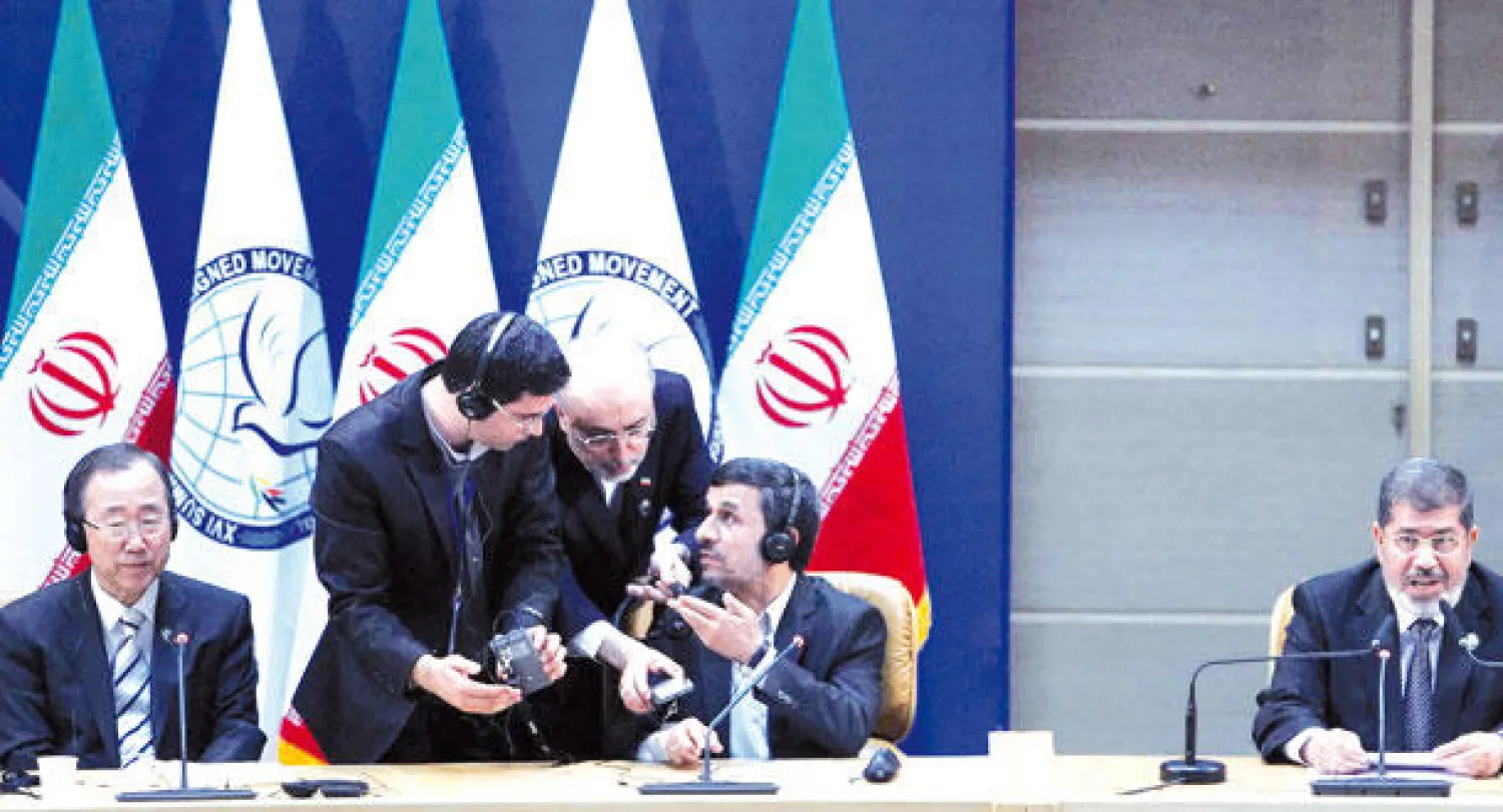 الرئيس المصري السابق محمد مرسي أثناء القاء كلمته في مؤتمر حركة عدم الانحياز بطهران في أغسطس (آب) 2012 وعلى يمينه نظيره الإيراني السابق محمود أحمدي نجاد وأمين عام الامم المتحدة بان كي مون (أ.ف.ب)