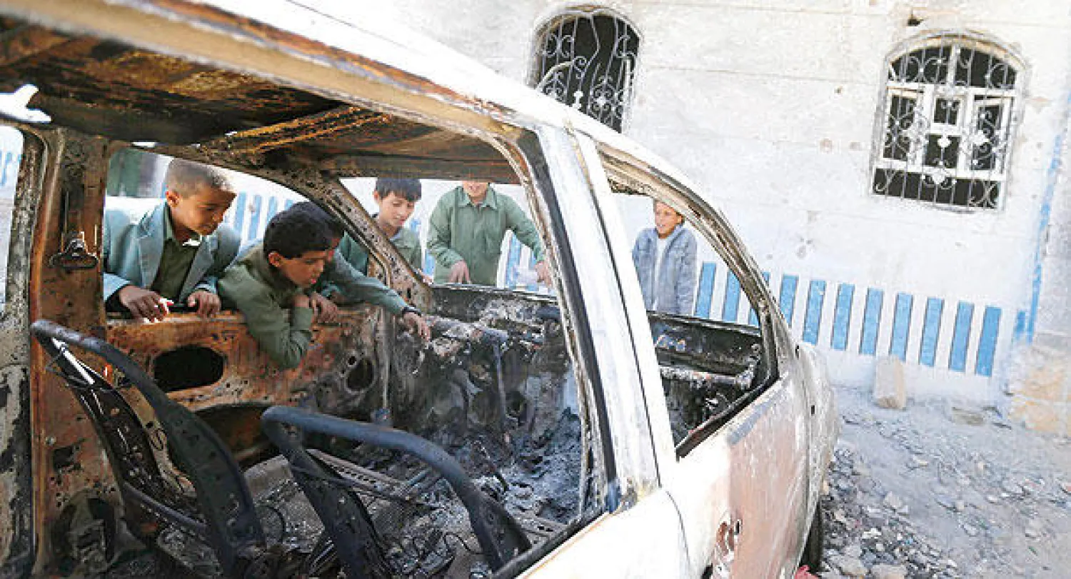 إحدى السيارات التي تضررت نتيجة قتال الجيش  ضد القاعدة شمال صنعاء (رويترز)