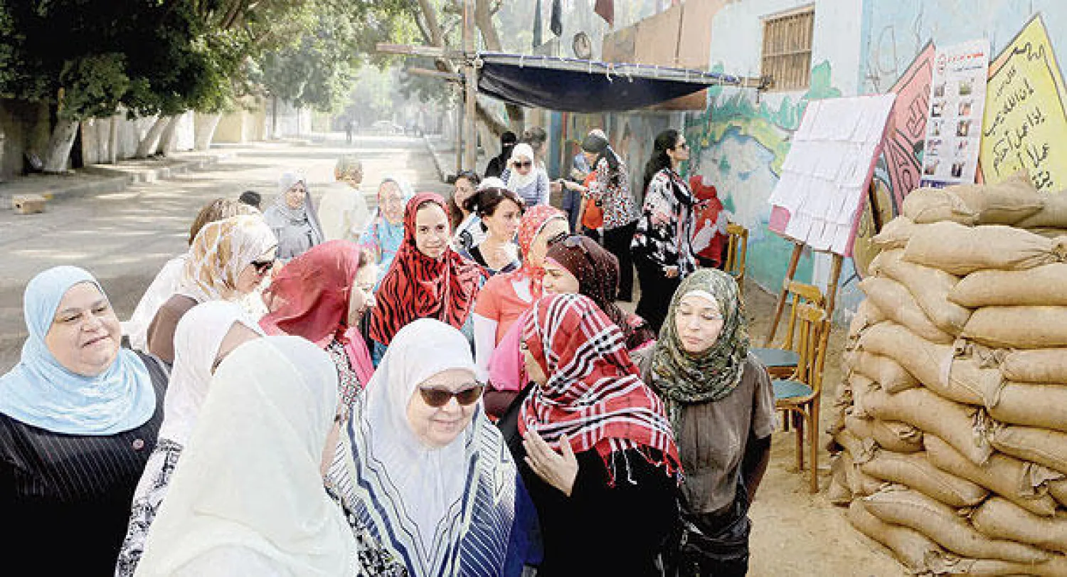 مصريات أمام إحدى لجان الاقتراع الرئاسي في القاهرة أمس (أ.ب)