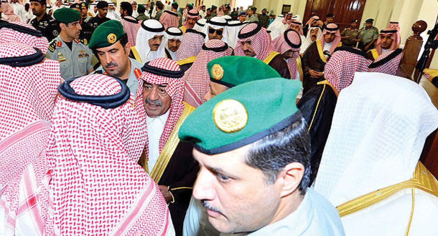 الأمير مقرن بن عبد العزيز يتقبل التعازي بعد أدائه صلاة الميت على الخويطر (واس)