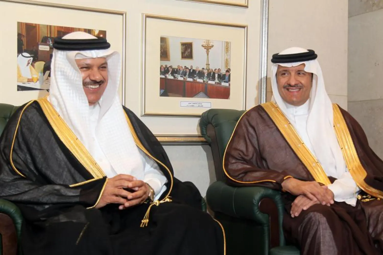 لأمير سلطان بن سلمان في حديث باسم إلى جواز الدكتور عبداللطيف الزياني - تصوير: خالد الخميس