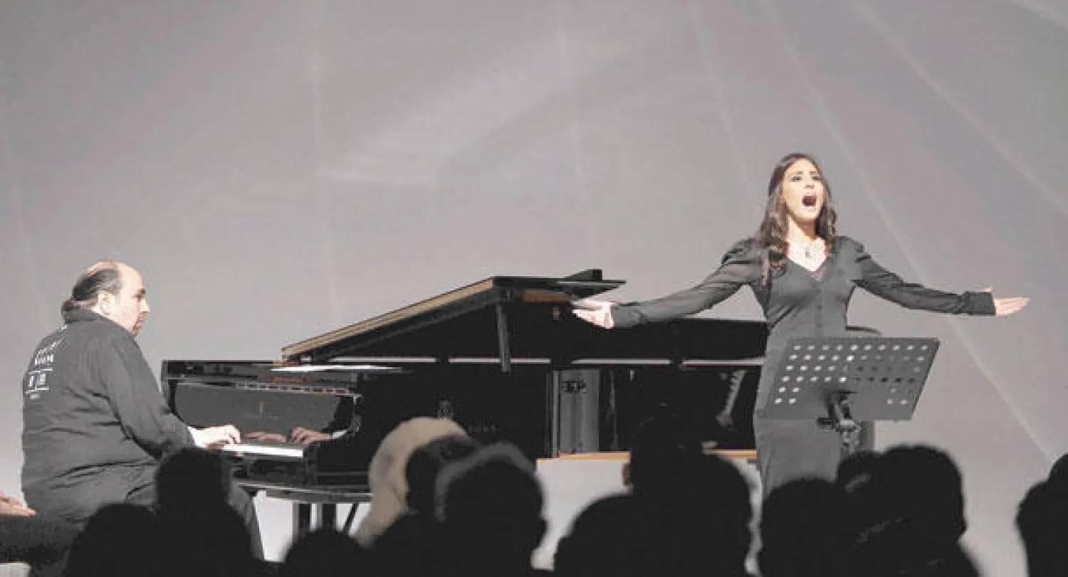 هبة طوجي أثناء إحدى حفلاتها مع أسامة الرحباني