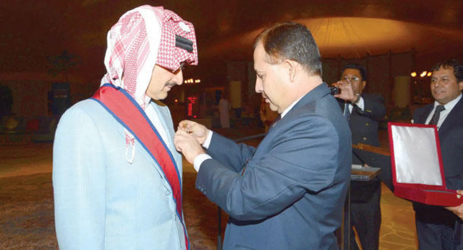 السفير النيبالي يقلد الأمير الوليد «الوسام الوطني الأعلى»