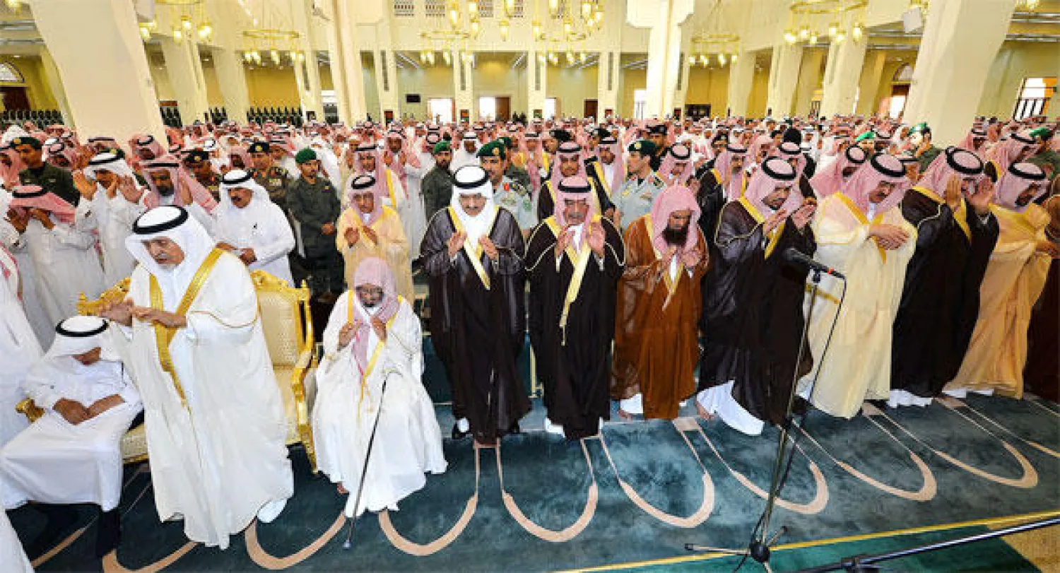 الأمير مقرن بن عبد العزيز خلال تلقيه العزاء فور انتهاء الصلاة على الوزير الخويطر (واس).