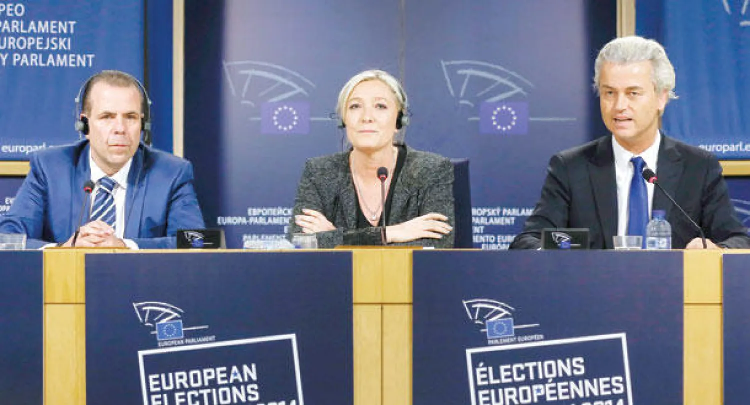 (من اليمين) زعماء اليمين المتطرف الهولندي خيرت فيلدرز والفرنسية مارين لوبن والنمساوي هارالد فيليمسكي أثناء مؤتمر صحافي لهم في بروكسل أمس (إ.ب.أ)