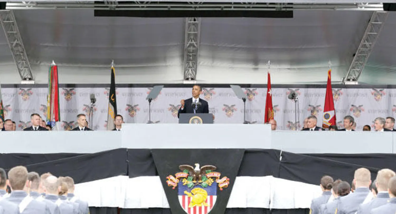 الرئيس الأميركي خلال إلقاء خطابه أمام خريجي «ويست بوينت» في نيويورك أمس (إ.ب.أ)