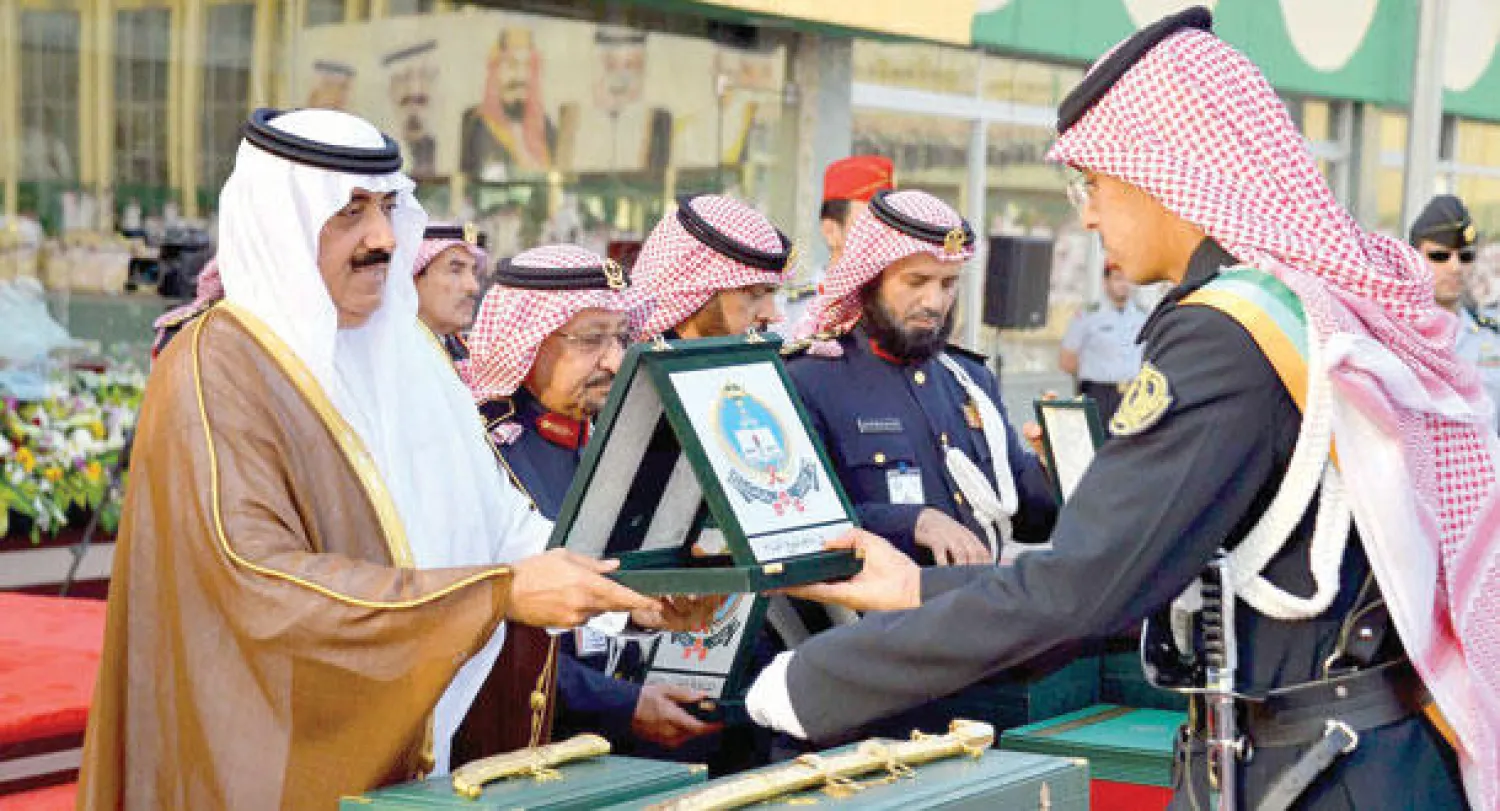 الأمير متعب بن عبد الله بن عبد العزيز لدى رعايته حفل تخريج الضباط الجامعيين من طلبة كلية الملك خالد العسكرية في الرياض أمس (واس)