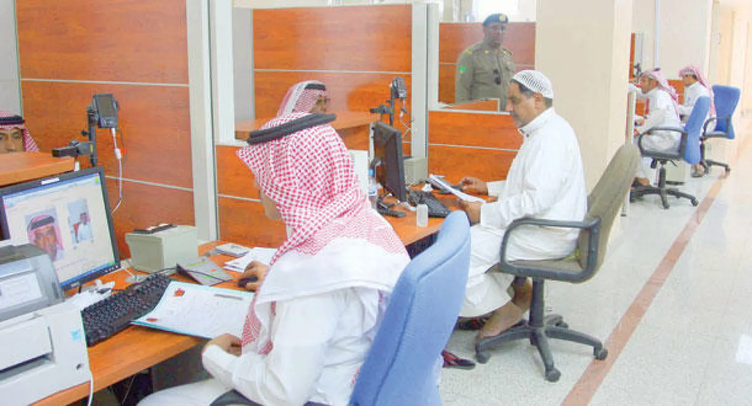 موظفون حكوميون ينهون إجراءات مراجعين في جدة («الشرق الأوسط»)