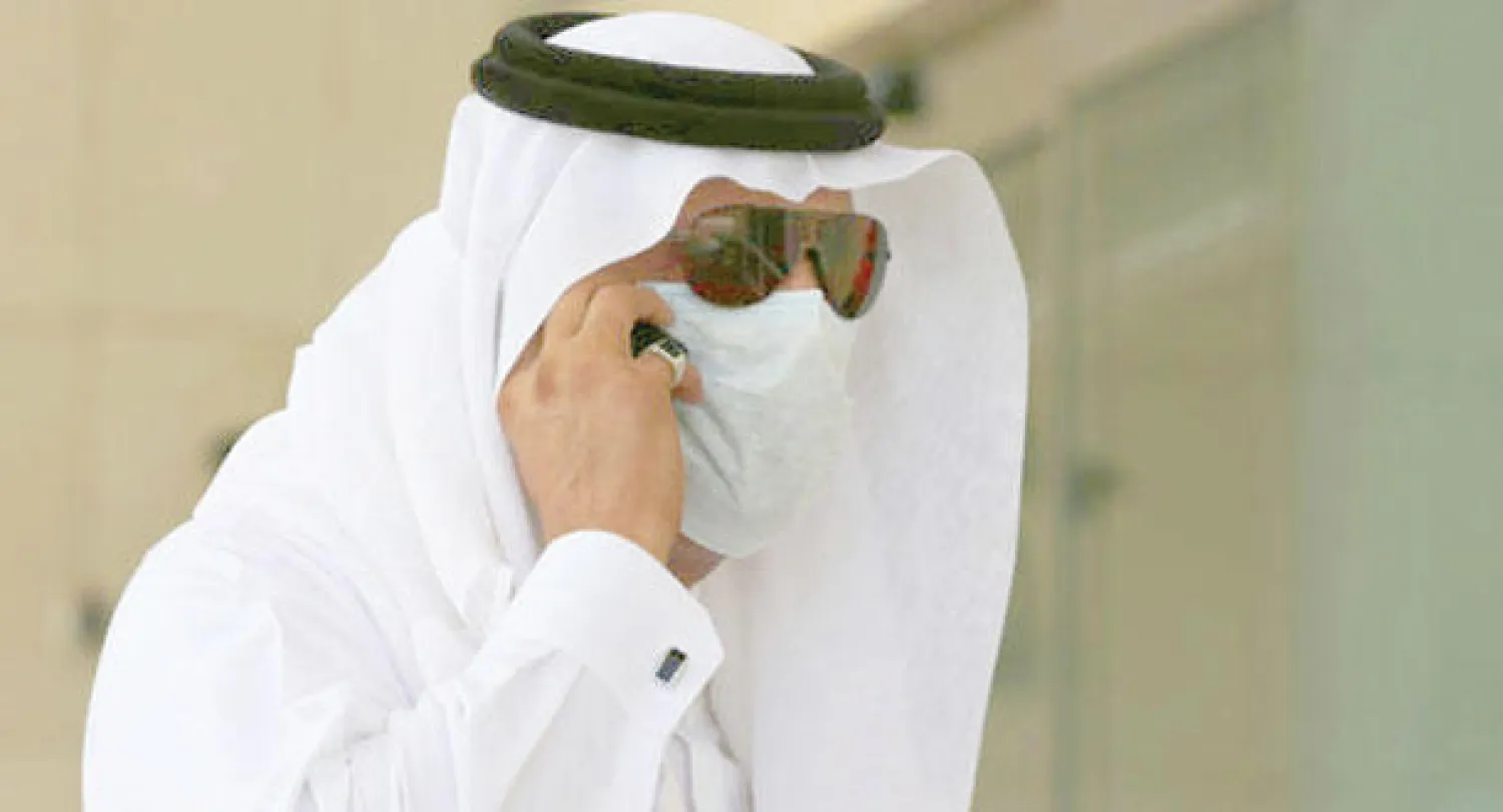 مواطن يرتدي كمامة في جدة للوقاية من فيروس كورونا الذي سجل إصابات عديدة في المحافظة (أ.ب)