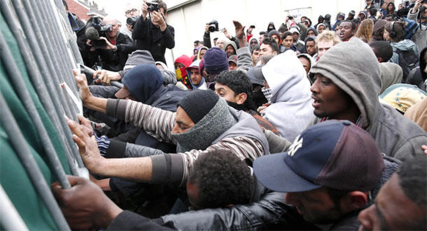 قوات الأمن الفرنسية تفكك مخيمات اللاجئين بكاليه