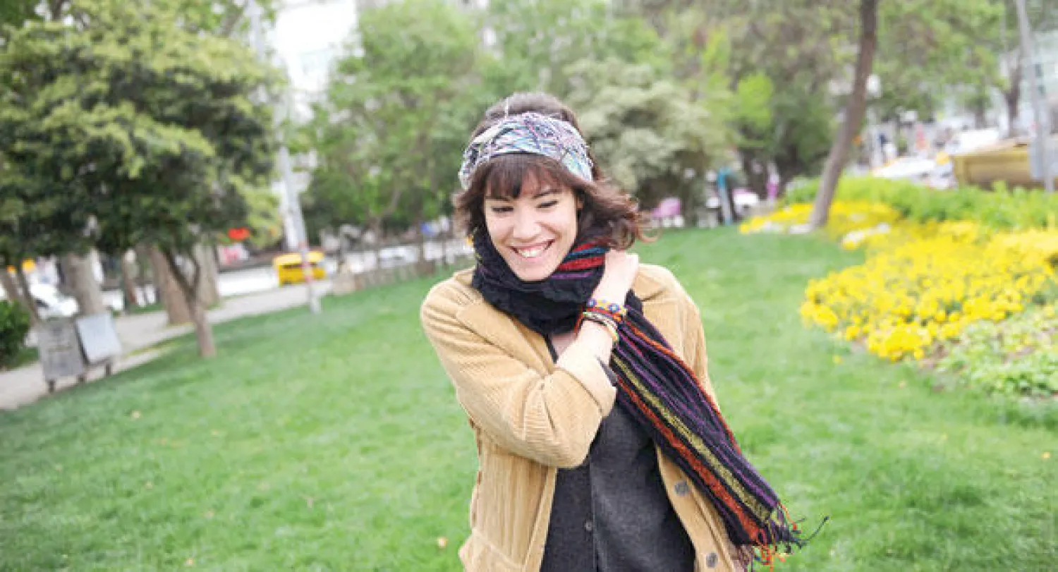 الناشطة ميليسا كورتجان في متنزه جيزي بساحة تقسيم وسط إسطنبول بعد عام على اندلاع الاحتجاجات (أ.ف.ب)