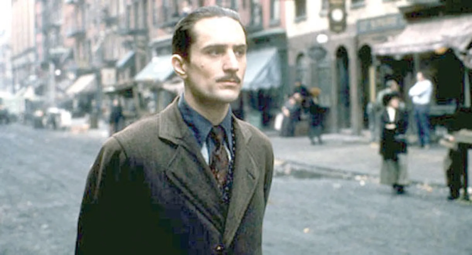 روبرت دينيرو في «العرّاب 2»: الهجرة إلى المافيا