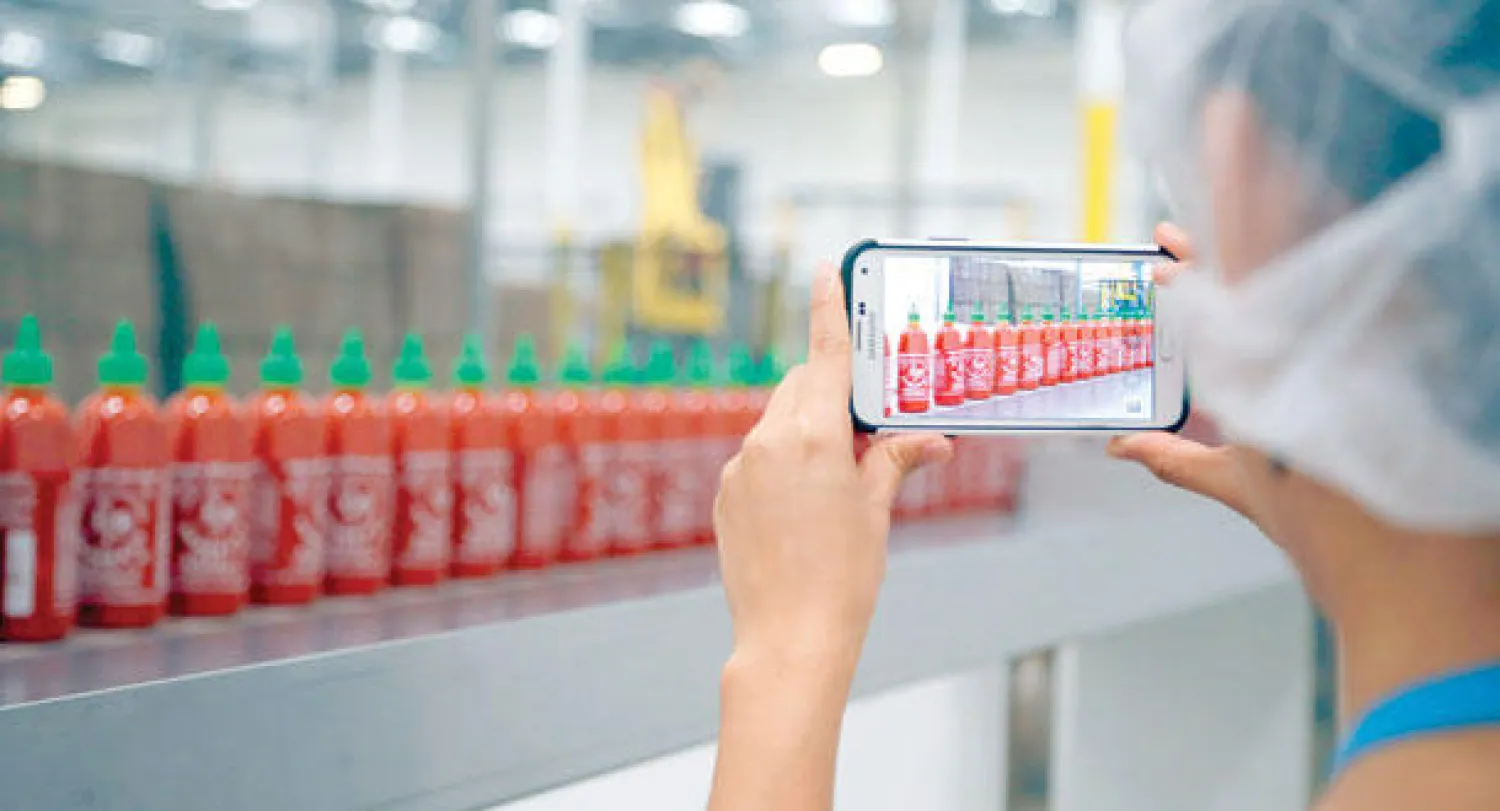 داخل مصنع الشطة الذي أزعج سكان لوس أنجليس  (رويترز)