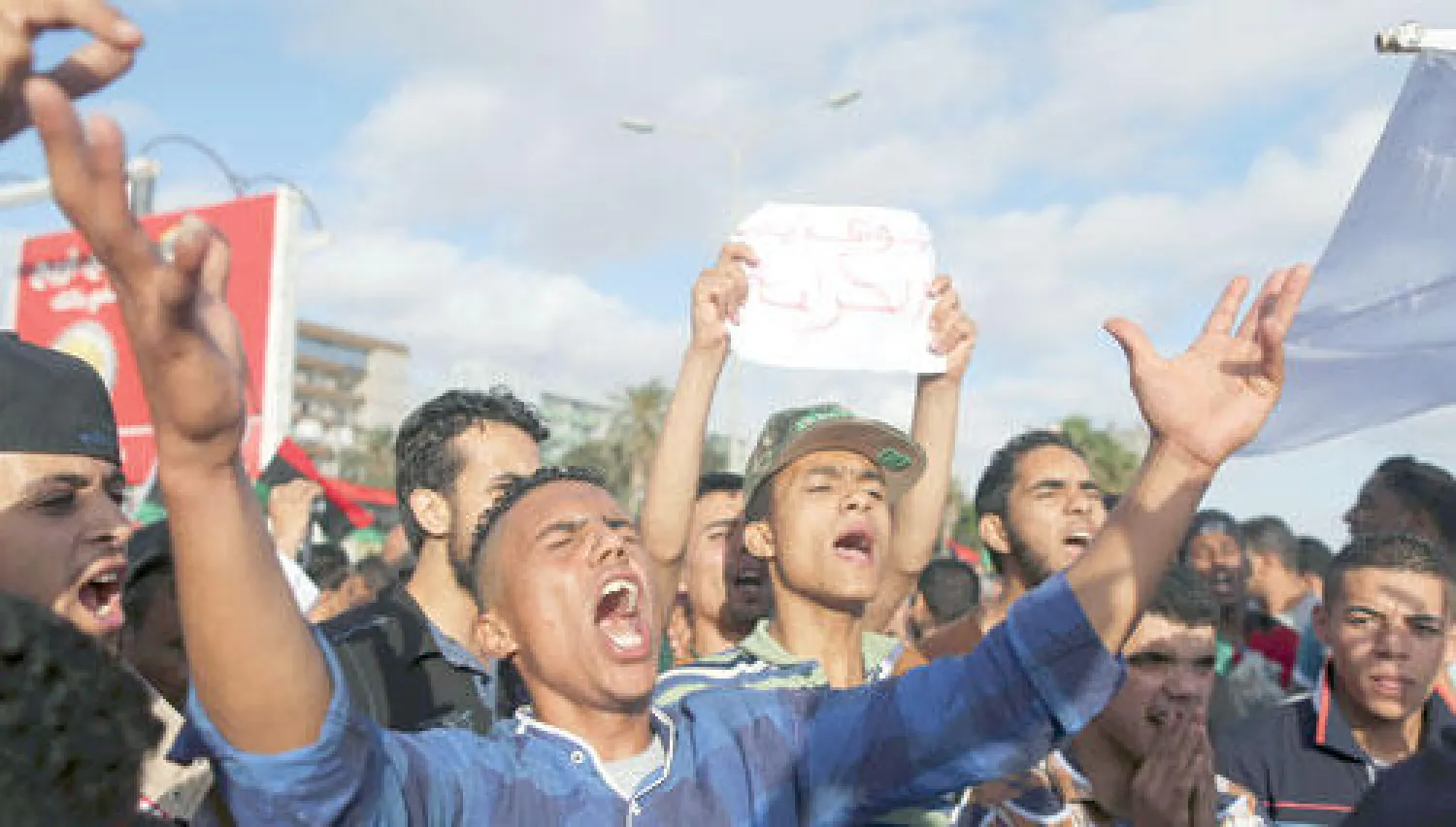 تجمعات حاشدة في طرابلس وبنغازي تأييدا لـلواء حفتر ضد الإرهاب (رويترز)