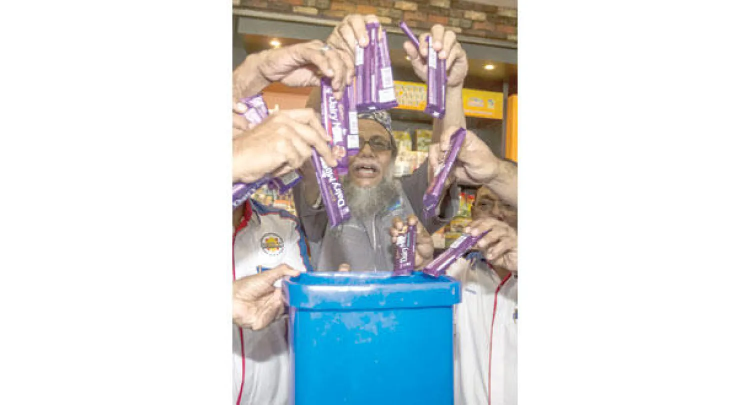 حاولت السلطات الماليزية تهدئة الغضب ضد كادبوري قائلة إنه ما زال من غير الواضح إن كان التلوث يرجع لخطأ من الشركة