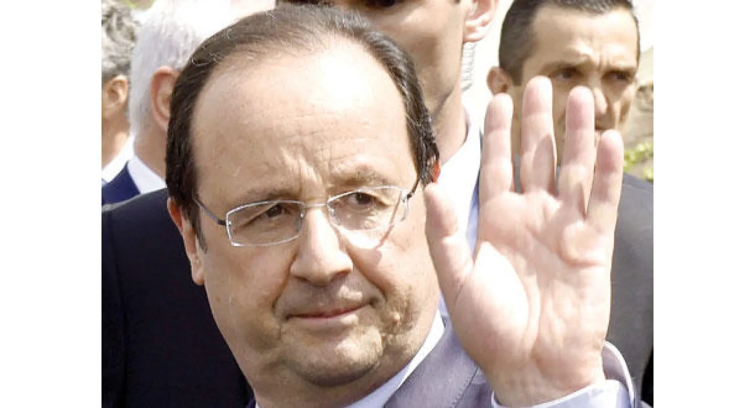 هولاند يحيي جمعا من الناس أثناء افتتاح متحف سولاج  في مدينة روديز بجنوب فرنسا أول من أمس (أ.ف.ب)