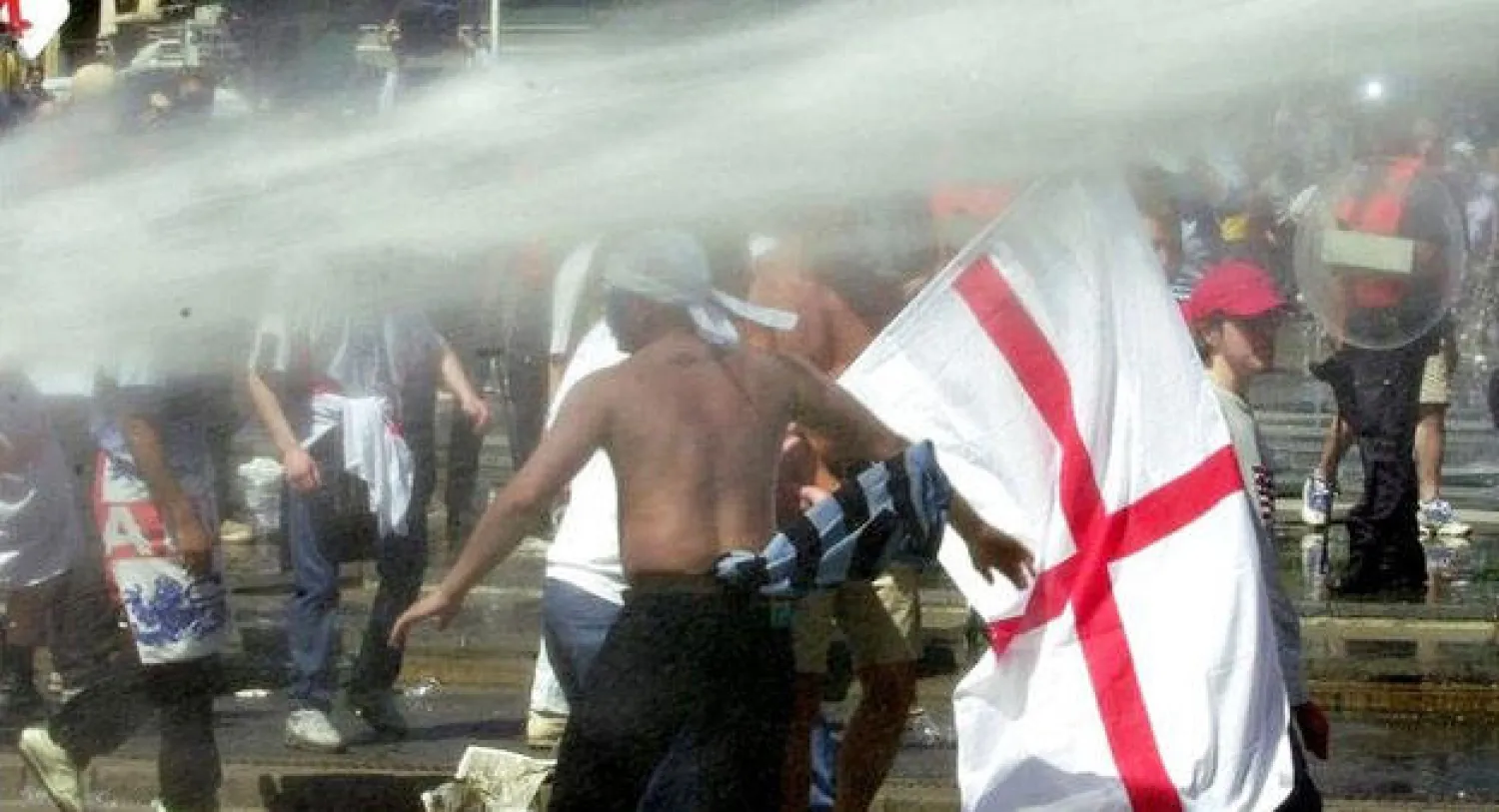 إنجلترا تصادر جوازات سفر المشجعين المشاغبين لحرمانهم من حضور مونديال البرازيل