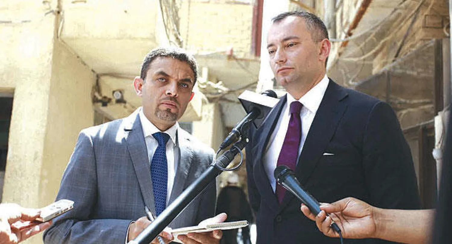 نيكولاي ميلادينوف ممثل الأمم المتحدة في العراق يتحدث للصحافيين  عقب لقائه المرجع الشيعي الأعلى آية الله علي السيستاني في النجف أمس (أ.ف.ب)