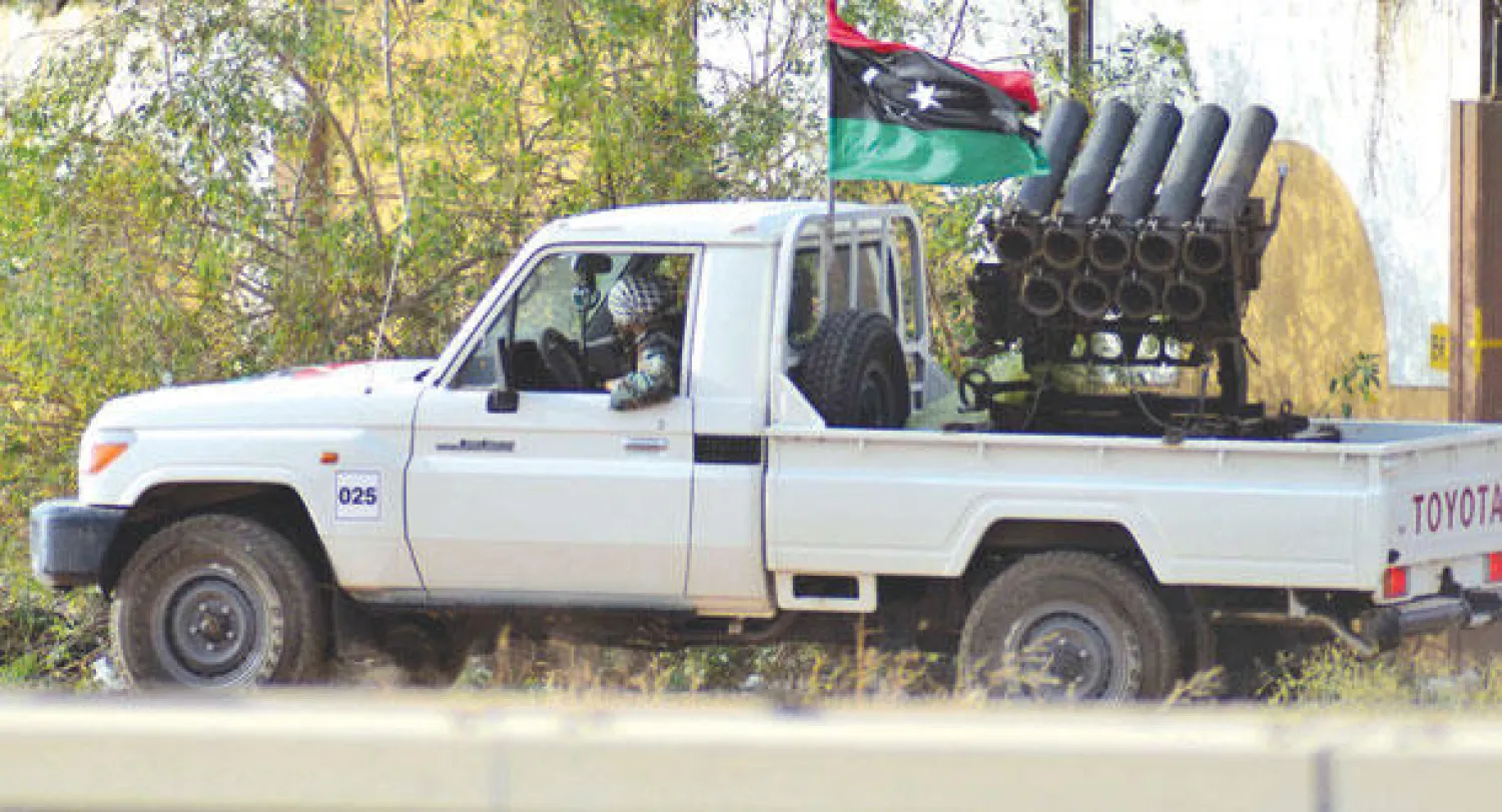 أحد المقاتلين الموالين لحفتر في سيارة عليها قاذفة صواريخ في مدينة بنغازي الليبية أمس (رويترز)