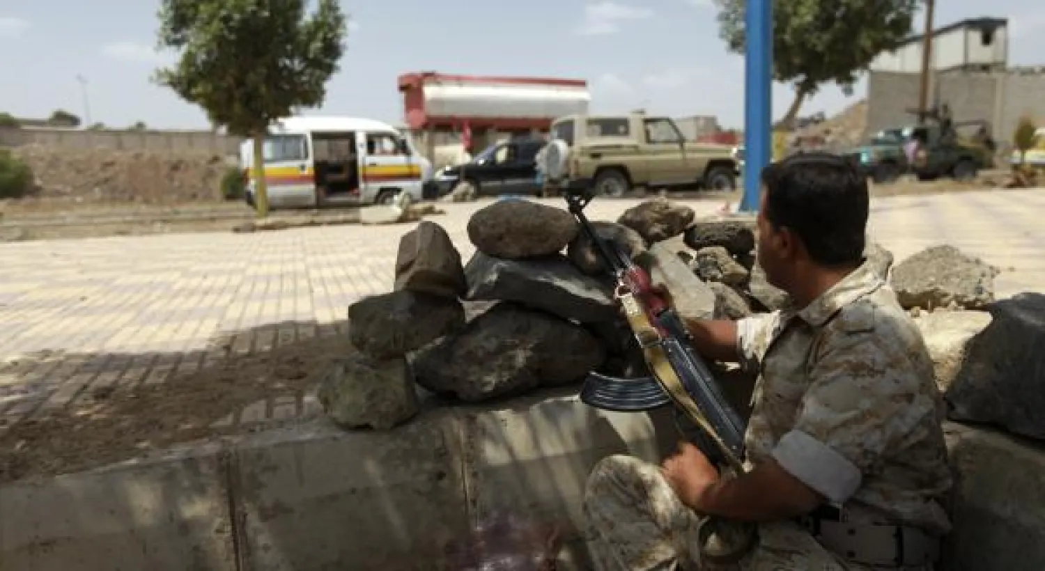 استهداف منزل رئيس الوزراء اليمني.. ومقتل 18 حوثيا