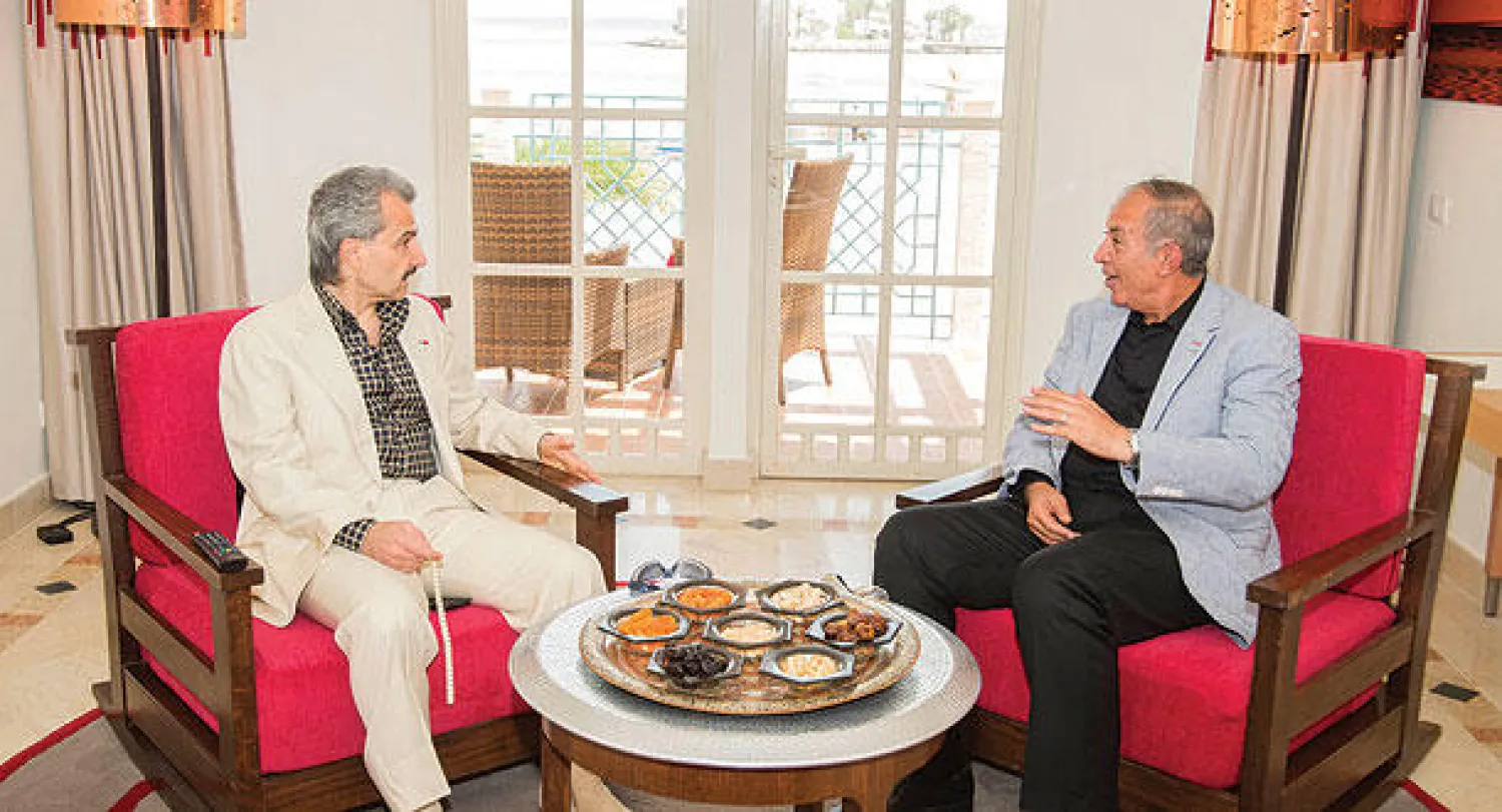 الأمير الوليد أثناء لقائه مع اللواء أحمد عبد الله  محافظ البحر الأحمر («الشرق الأوسط»)