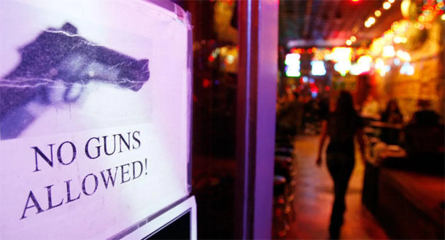 مطاعم بأميركا تطلب من زبائنها أن لا يحملوا سلاحا