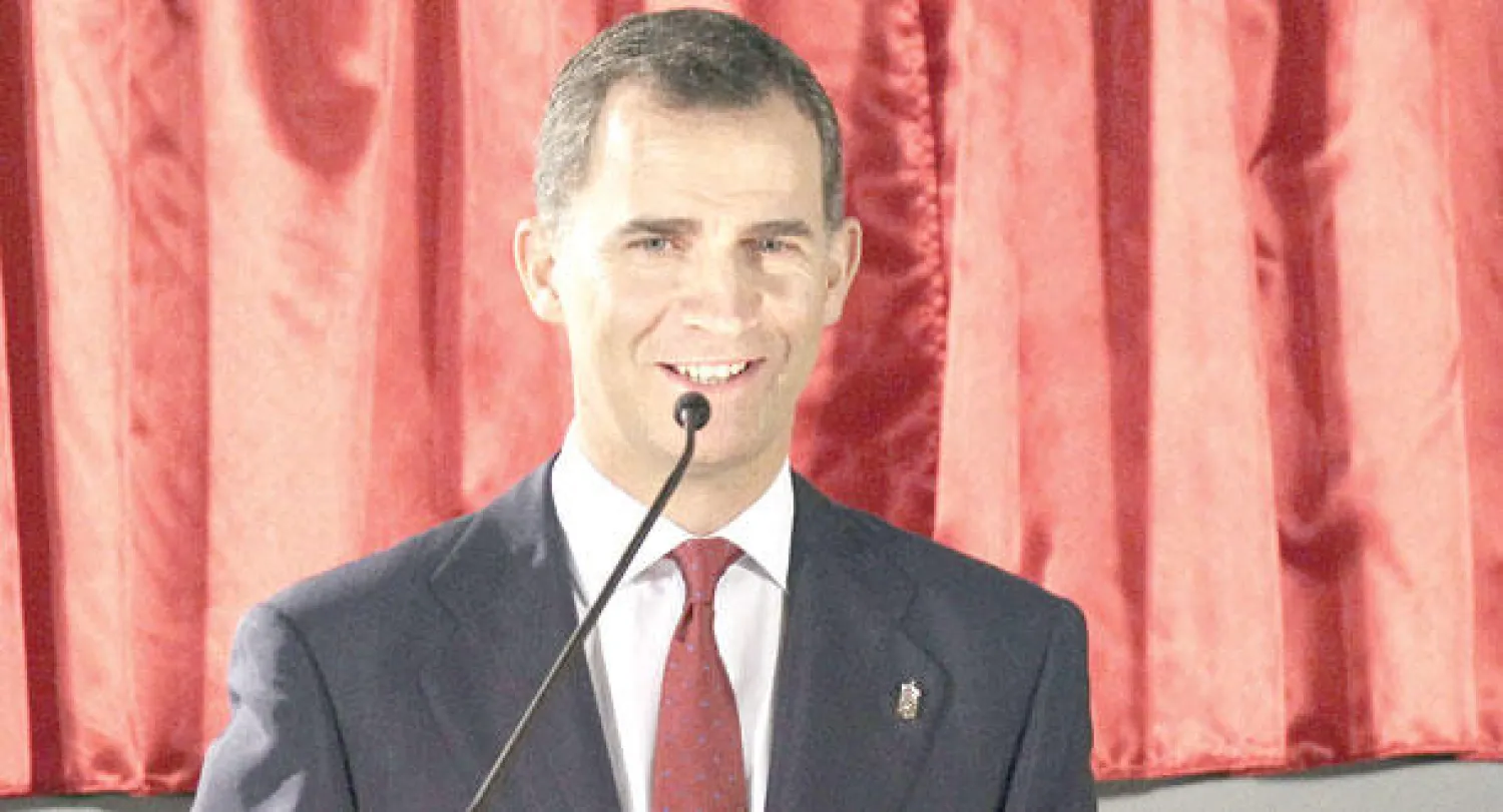 الأمير فيليبي أثناء إلقاء خطابه في نافارا بشمال إسبانيا أمس (إ.ب.أ)