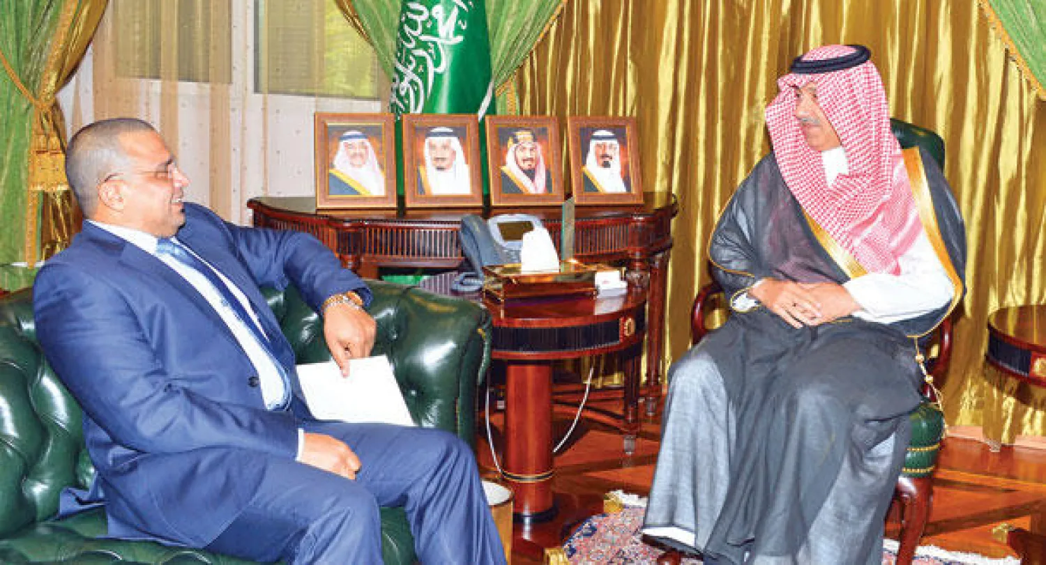 الأمير عبد العزيز بن عبد الله بن عبد العزيز خلال لقائه سفير سيشل غير المقيم لدى السعودية (واس)