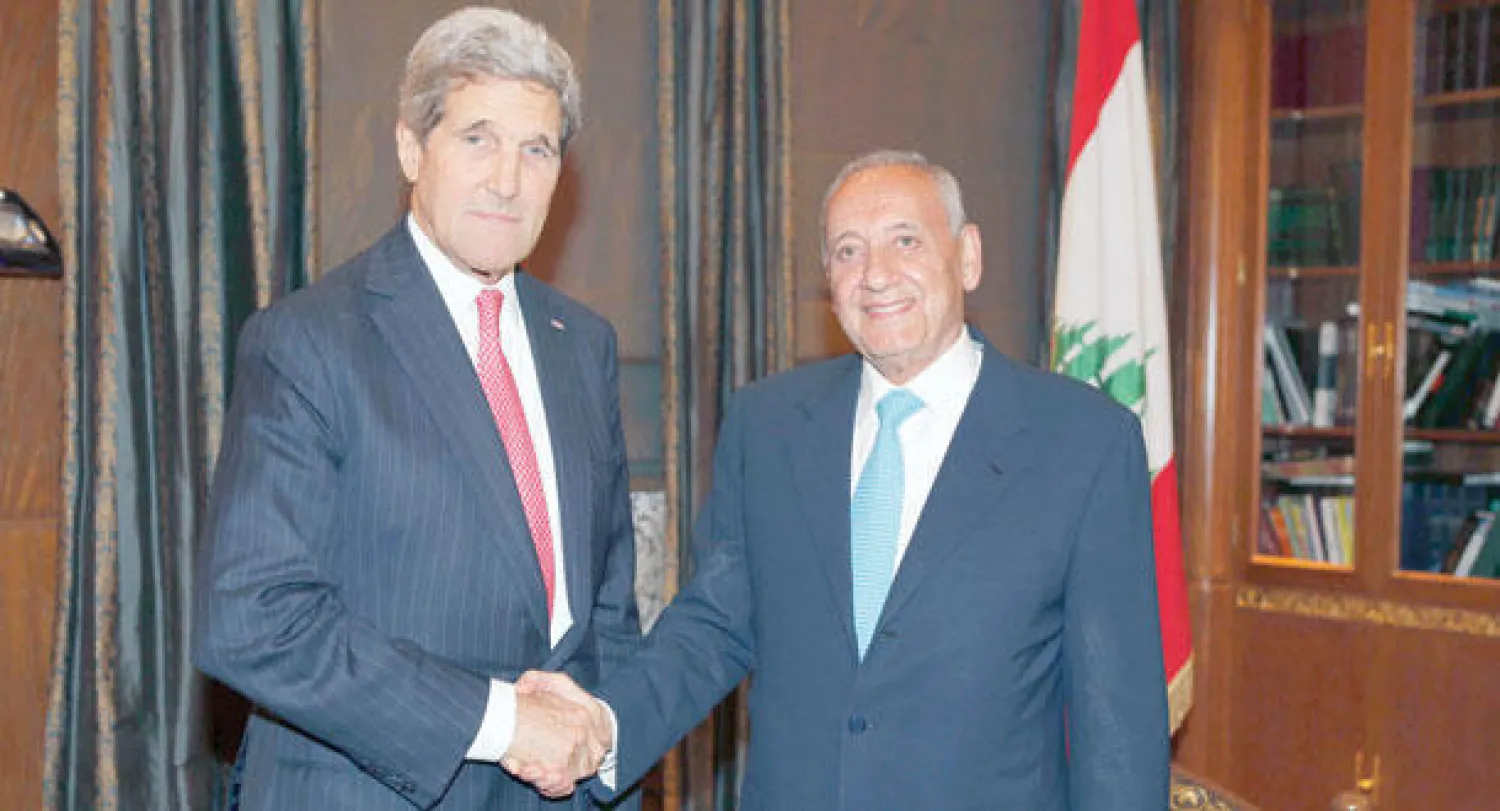 وزير الخارجية الأميركي جون كيري أثناء لقائه رئيس البرلمان اللبناني نبيه بري في بيروت أمس (.أ ب)