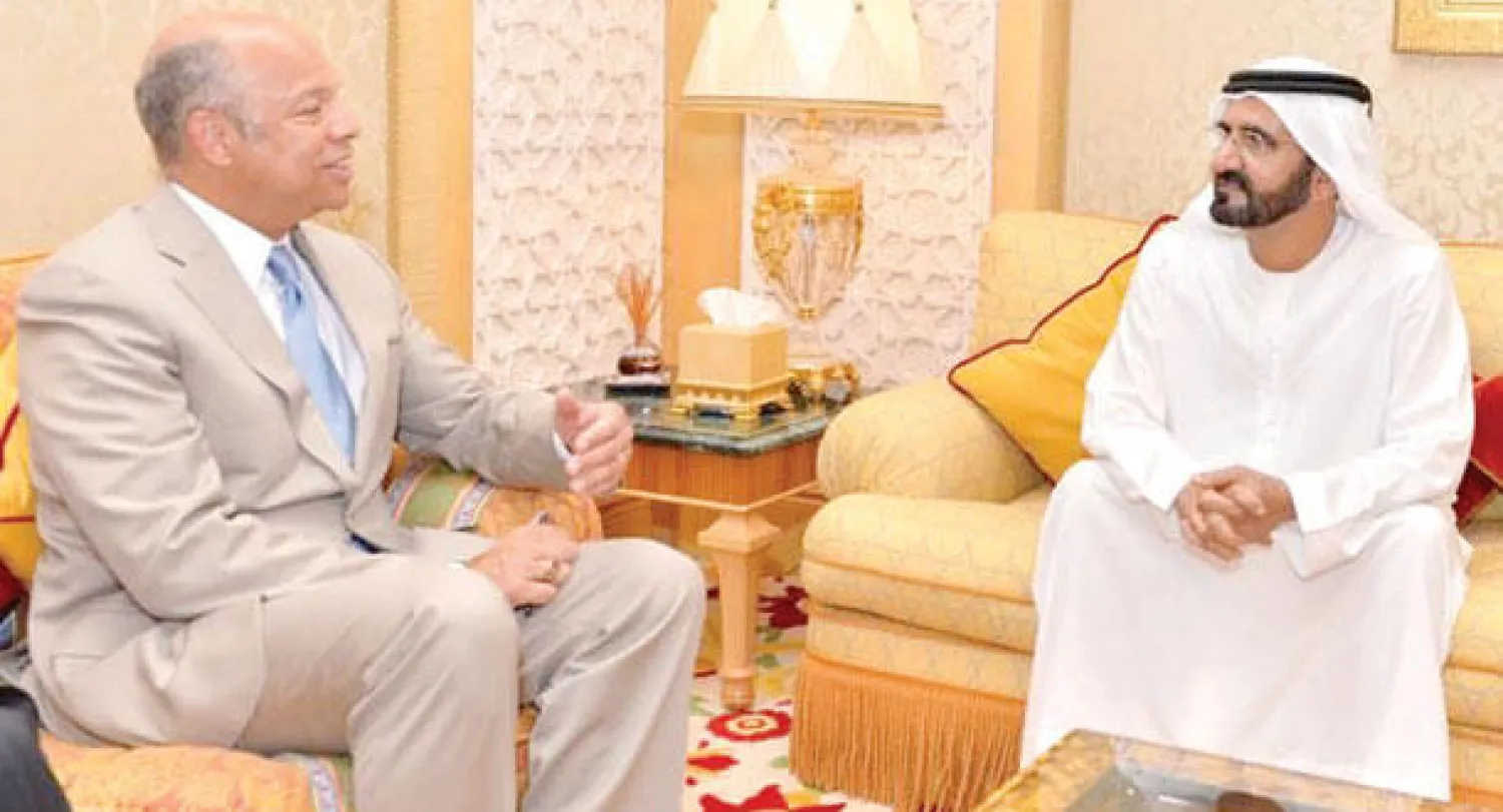 الشيخ محمد بن راشد خلال لقائه جيه تشارلز جونسون وزير الأمن الوطني الأميركي في دبي أمس (وام)