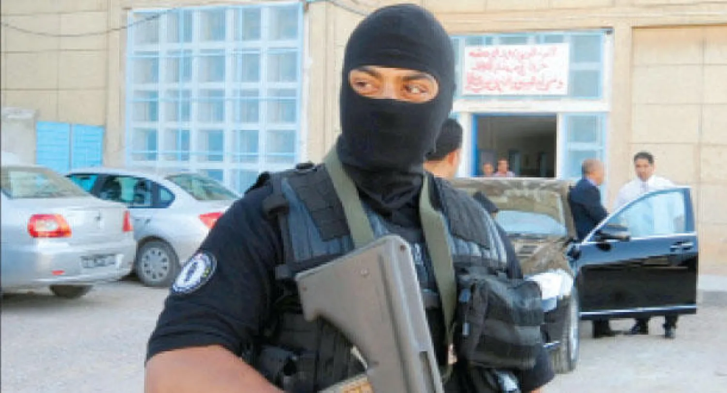 جندي تونسي يحرس مدخل ثانوية في العاصمة أثناء إجراء امتحانات الباكالوريا أمس (إ.ب.أ)