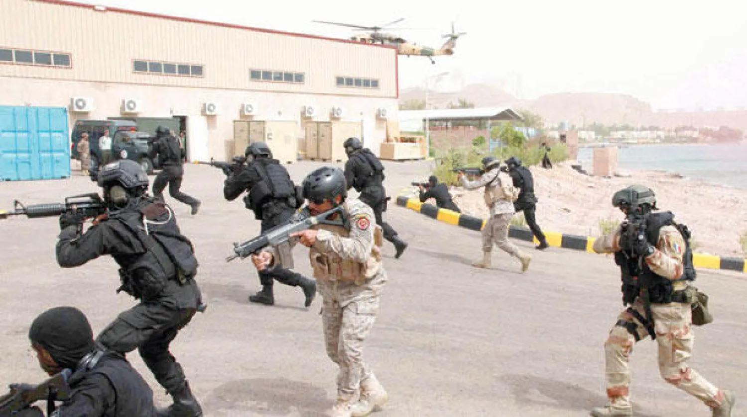 عناصر من القوات الخاصة أثناء تنفيذهم تدريبات الأسد المتأهب في خليج العقبة أمس (إ.ب.أ)