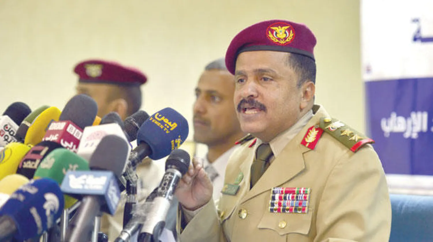المتحث الرسمي باسم الجيش اليمني لدى حضوره المؤتمر الصحافي في صنعاء أمس وأعلن فيه مقتل 500 عنصر من «القاعدة» (إ.ب.أ)