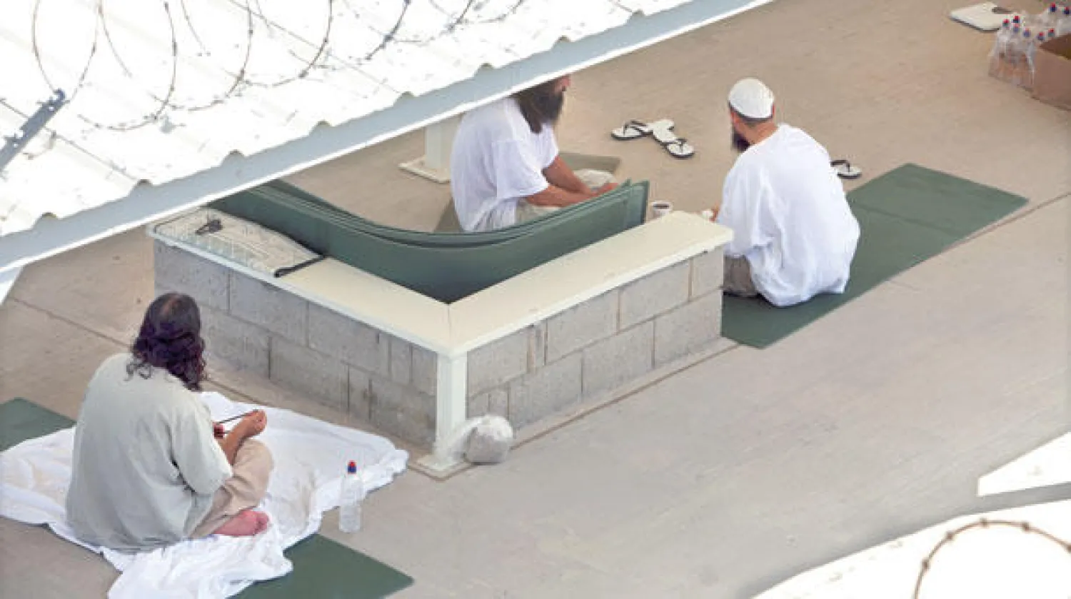 موقوفون في المعسكر الرابع من معتقل غوانتانامو ({نيويورك تايمز})