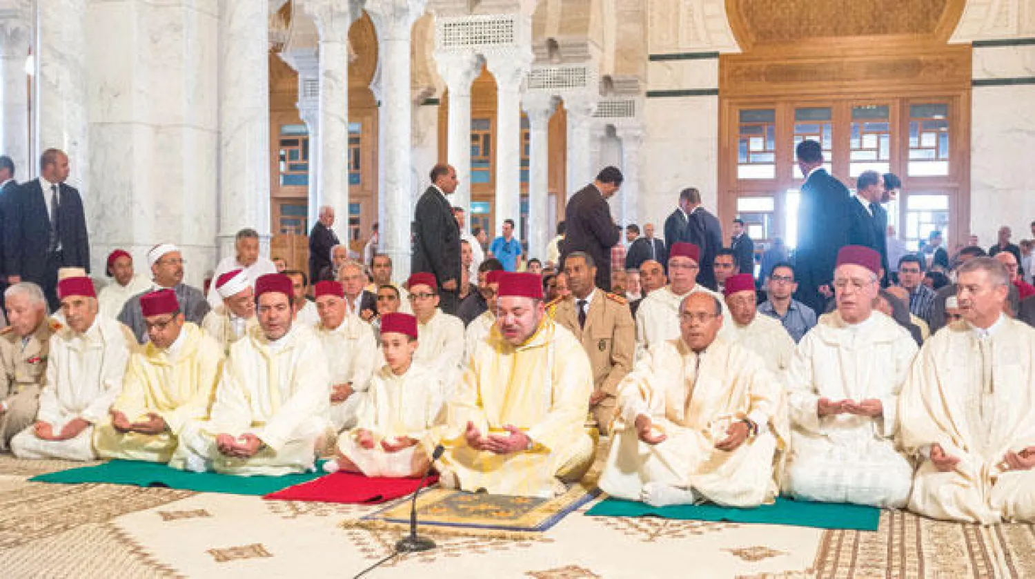 الملك محمد السادس والرئيس التونسي محمد المنصف المرزوقي خلال أدائهما صلاة الجمعة أمس بمسجد الإمام مالك بن أنس بتونس العاصمة (ماب)