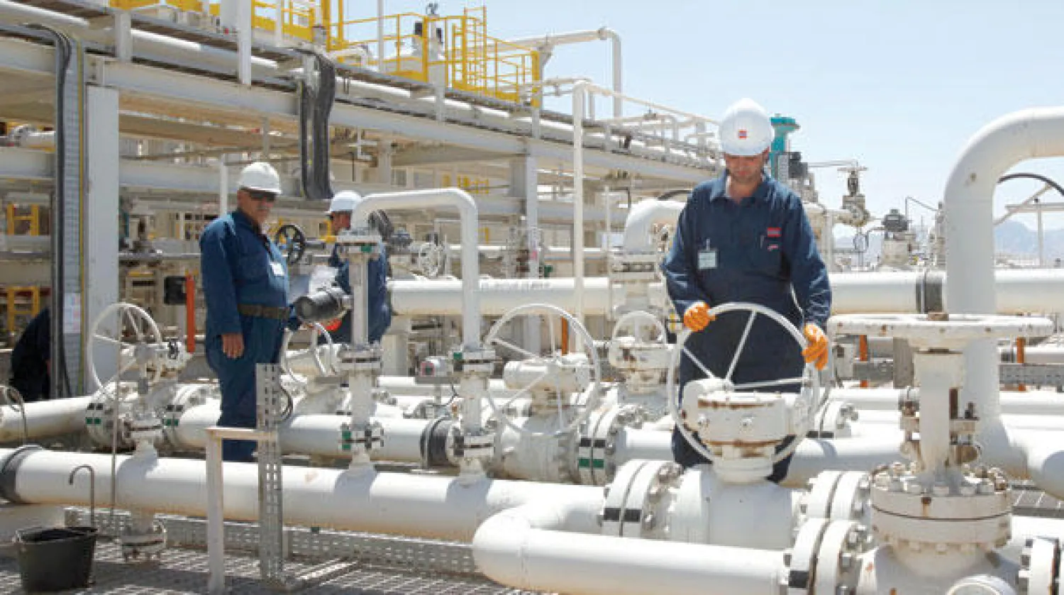 صورة ارشيفية لعمال يشرفون على أحد حقول النفط شمال العراق (أ.ب)